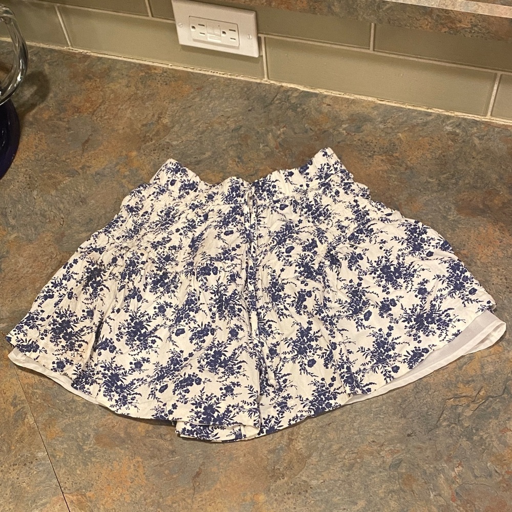American Eagle Floral Blue and White Women's Shorts XXS
